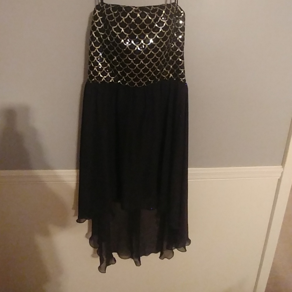 Absolutely gorgeous high low evening dress.